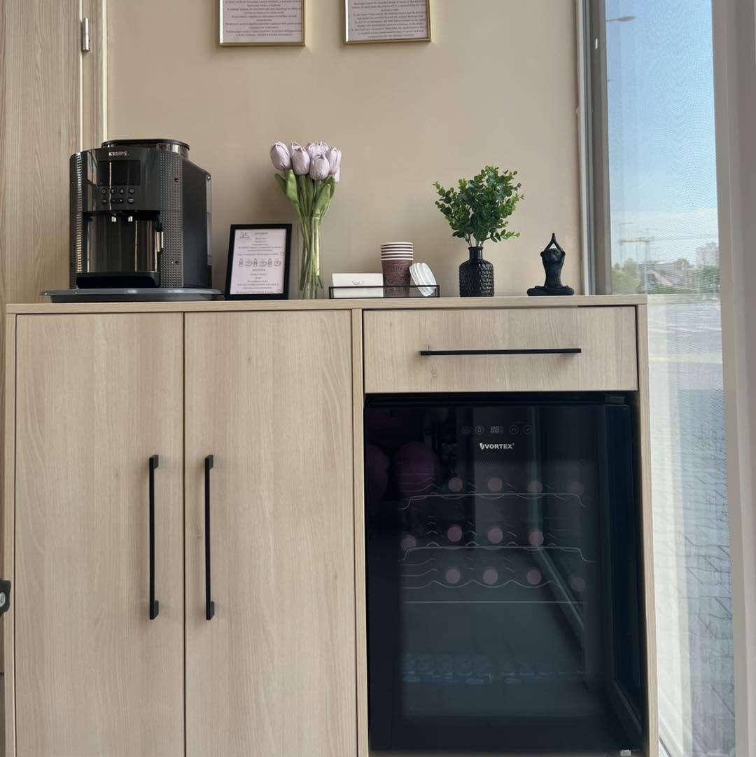 Kávésarok friss tulipánokkal